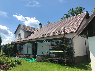 Plechová střešní krytina během rekonstrukce rodinného domu
